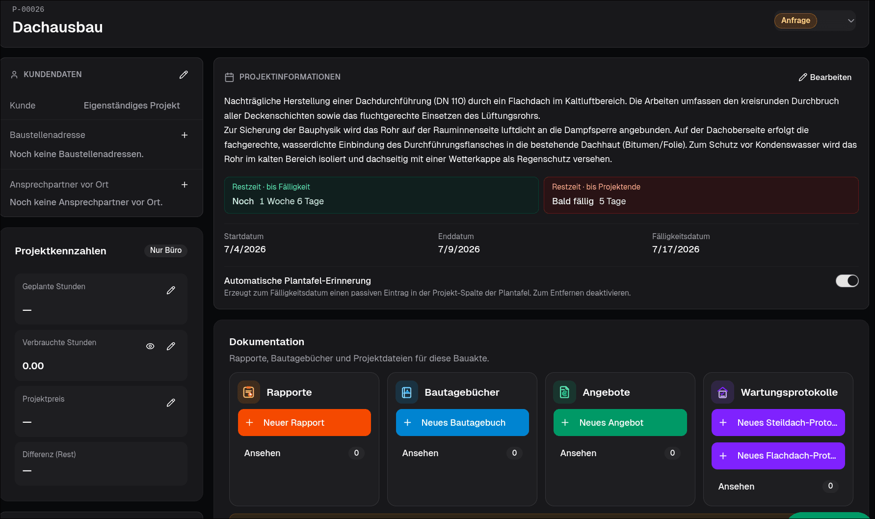 Projektansicht der Handwerk-Software: Bauakte „Dachausbau“ mit Kundendaten, Projektkennzahlen, Restzeit-Ampel und Dokumentation für Rapporte, Bautagebücher, Angebote und Wartungsprotokolle.