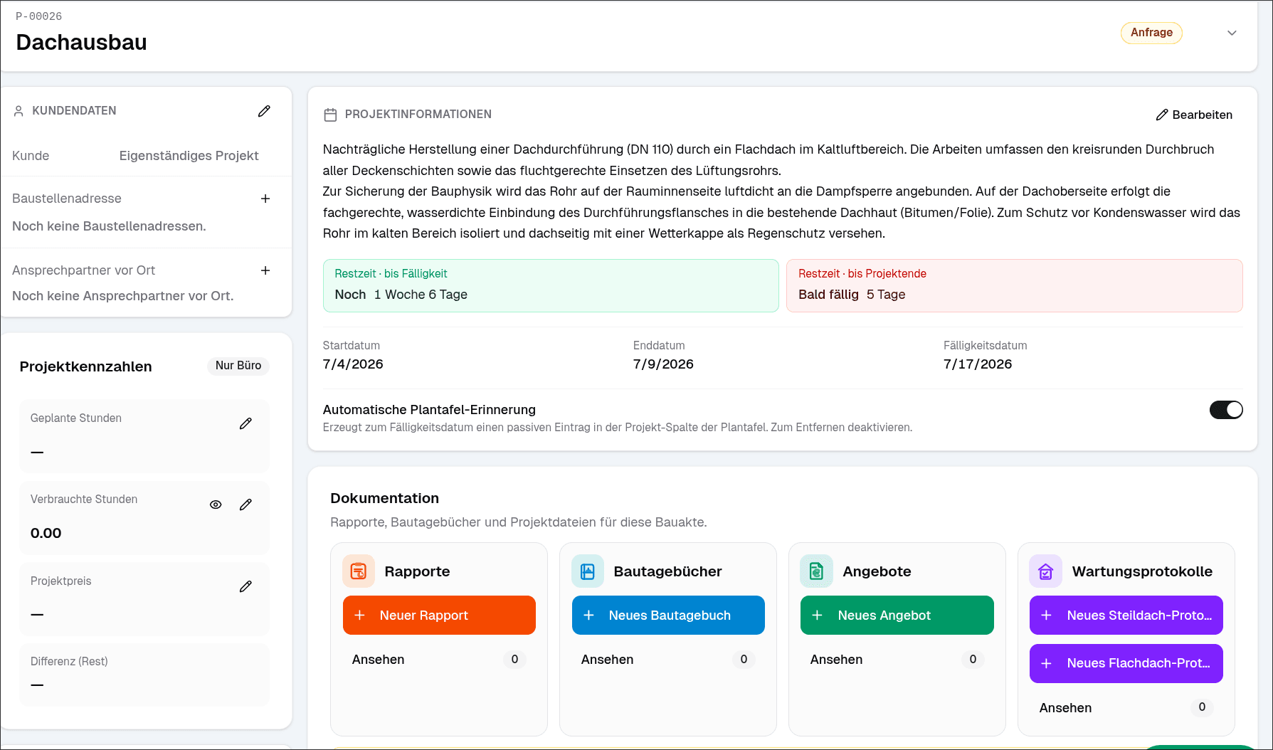 Projektansicht der Handwerk-Software: Bauakte „Dachausbau“ mit Kundendaten, Projektkennzahlen, Restzeit-Ampel und Dokumentation für Rapporte, Bautagebücher, Angebote und Wartungsprotokolle.