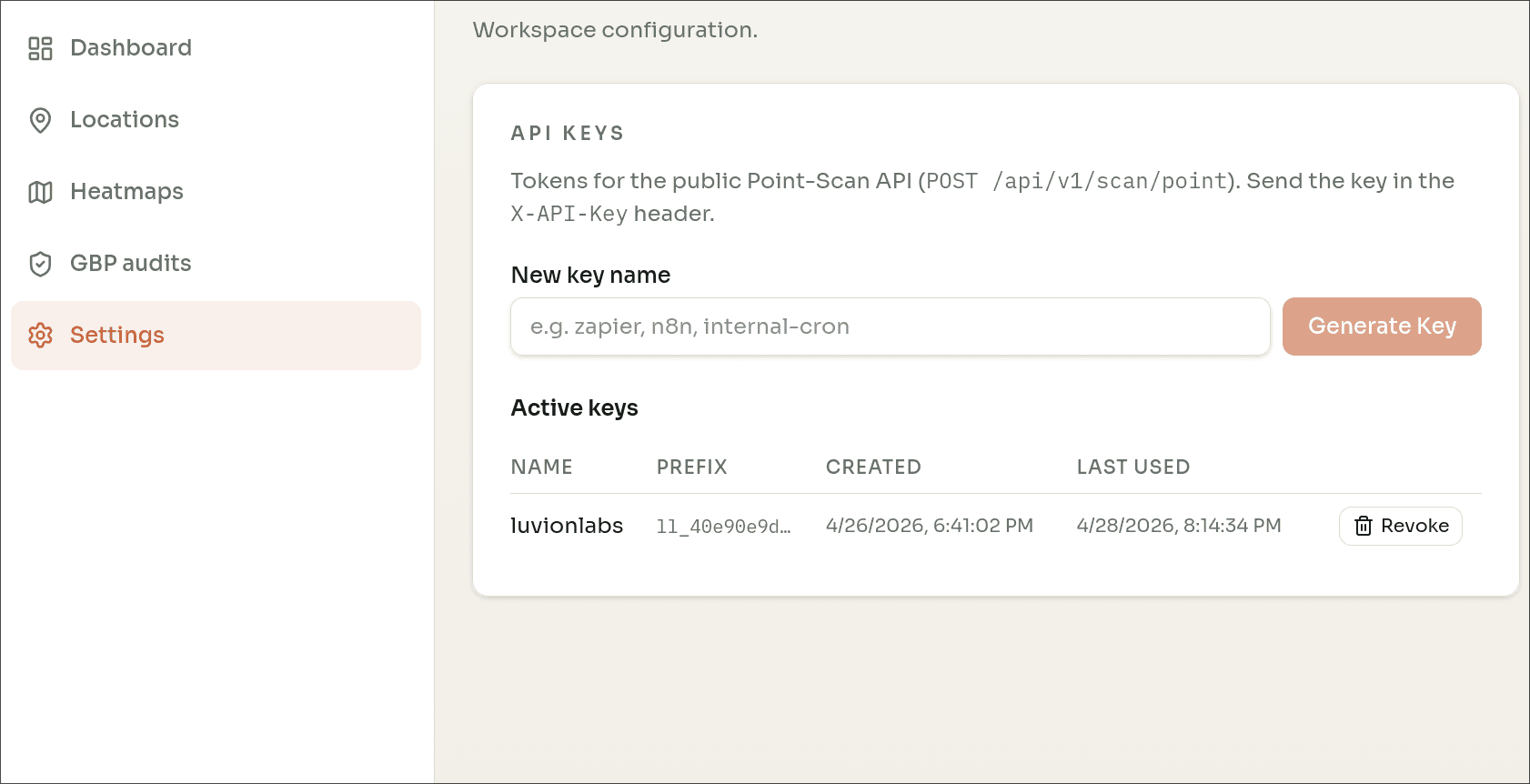 Admin-Panel einer Plattform-Anwendung mit Tabs für Benutzer, Sessions, Audit-Log, Einstellungen und API-Schlüssel, Detailansicht zur Steuerung des Registrierungs-Modus.