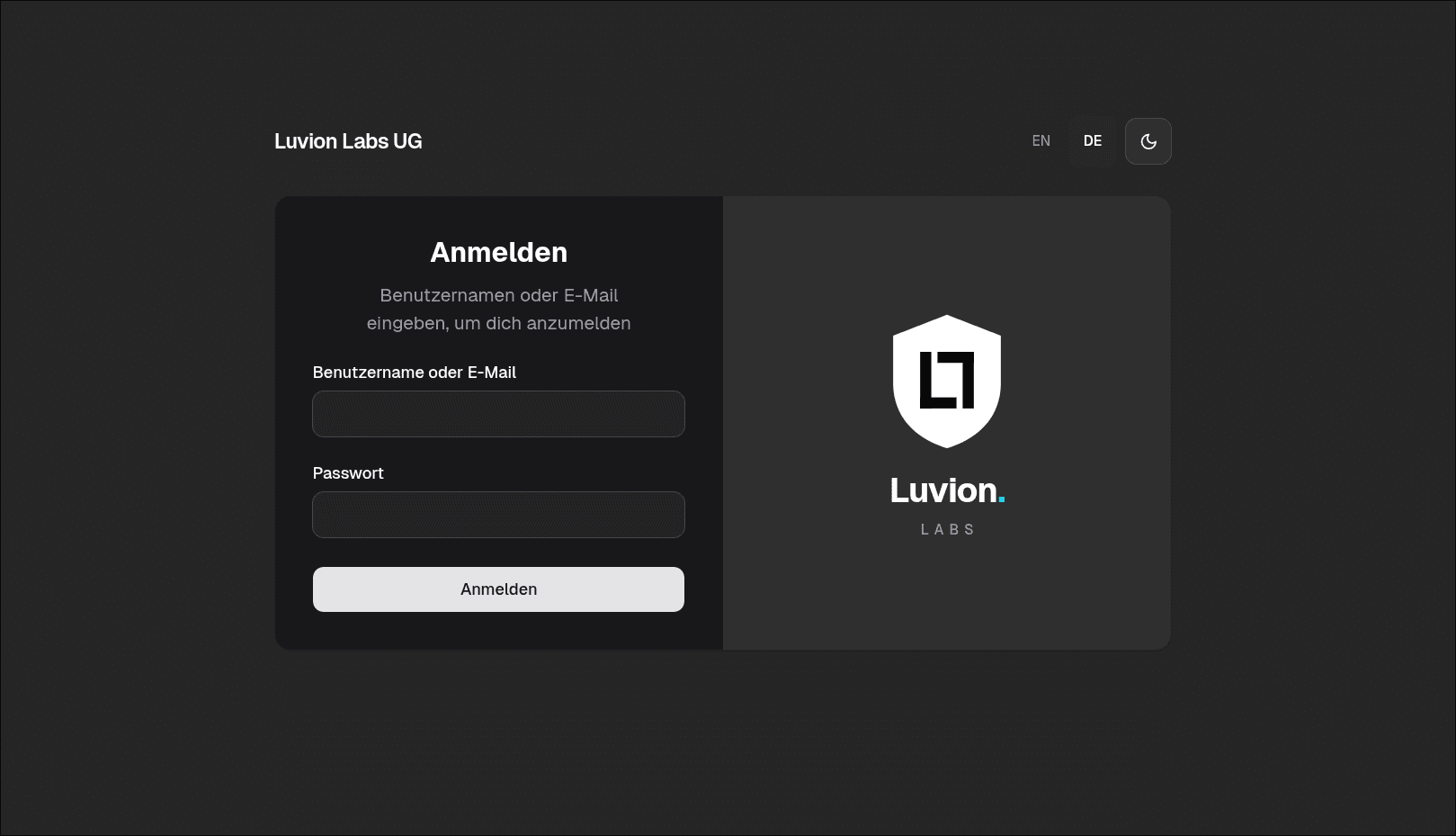 Login-Ansicht einer Webanwendung: Anmeldeformular mit Benutzername und Passwort, Sprach- und Theme-Umschalter, Markenpanel, in Hell- und Dunkelmodus.