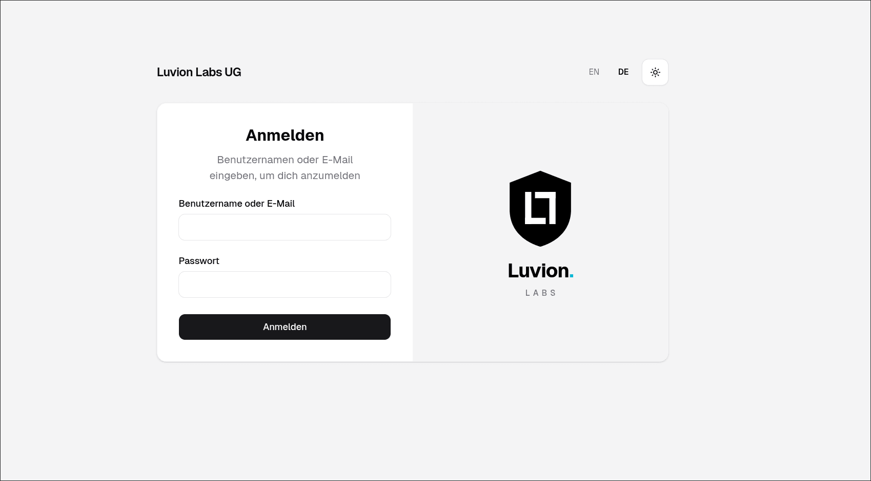 Login-Ansicht einer Webanwendung: Anmeldeformular mit Benutzername und Passwort, Sprach- und Theme-Umschalter, Markenpanel, in Hell- und Dunkelmodus.